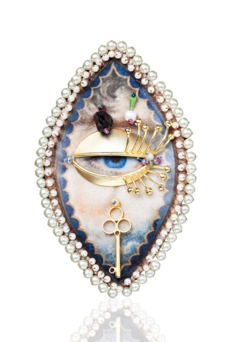 Χειροποίητα κοσμήματα | Μοναδική καρφίτσα μάτι με πέρλες και υφάσματα main