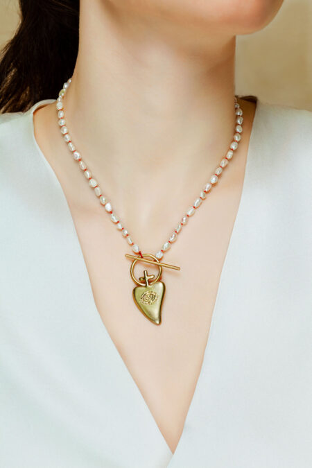 Χειροποίητα κοσμήματα | Καρδιά κολιέ από ορείχαλκο με μαργαριτάρια gallery 1