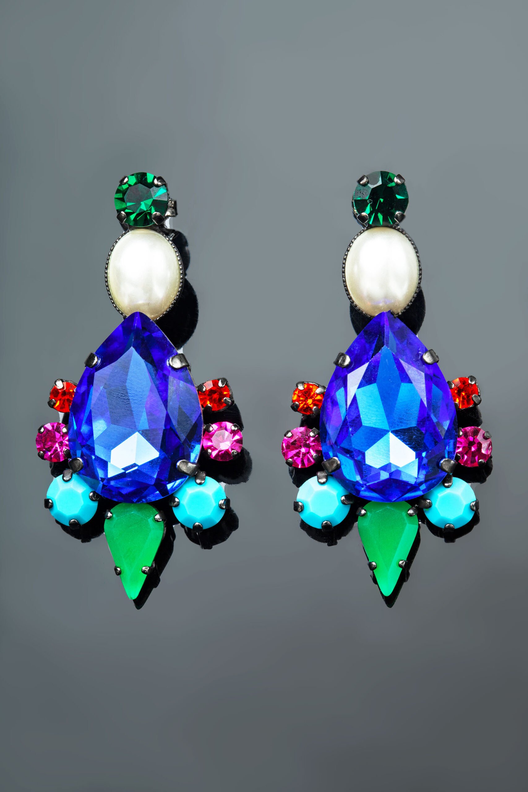Χειροποίητα κοσμήματα | Πολύχρωμα σκουλαρίκια από ορείχαλκο με κρύσταλλα Swarovski και μαργαριτάρια gallery 1
