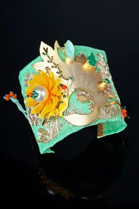 Χειροποίητα κοσμήματα | Πουλί επίχρυσο βραχιόλι από ορείχαλκο με Swarovski και υφάσματα gallery 4