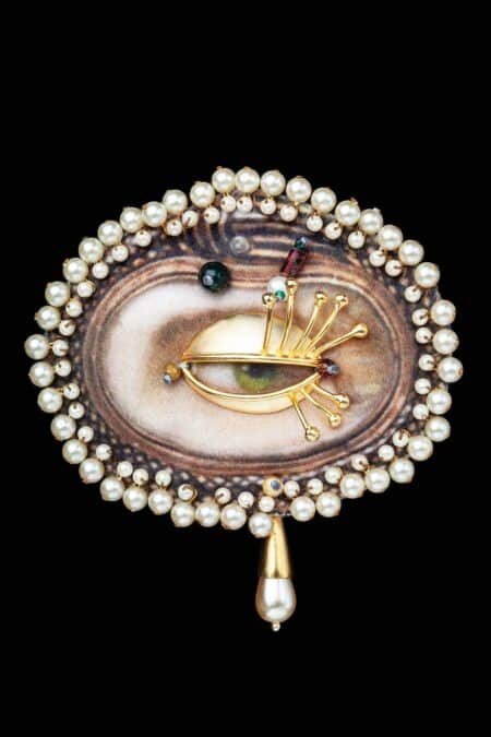 Χειροποίητα κοσμήματα | Μοναδική καρφίτσα μάτι με πέρλες και υφάσματα gallery 1