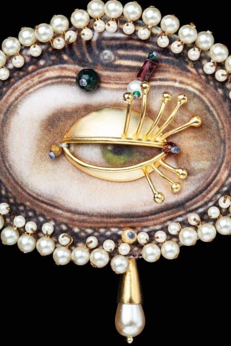 Χειροποίητα κοσμήματα | Μοναδική καρφίτσα μάτι με πέρλες και υφάσματα gallery 2