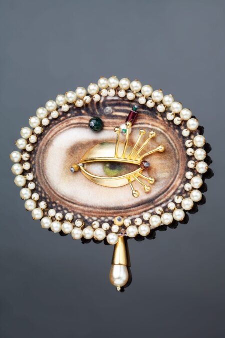 Χειροποίητα κοσμήματα | Μοναδική καρφίτσα μάτι με πέρλες και υφάσματα gallery 3